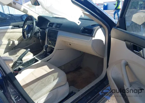 2012 Volkswagen Passat 2.5L Se z USA, uszkodzony, nr VIN 1VWBP7A38CC034225